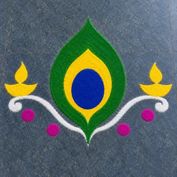 डिज़ाइन 045 ‘मोरपंख और दो दीप’ का रंगीन चित्र